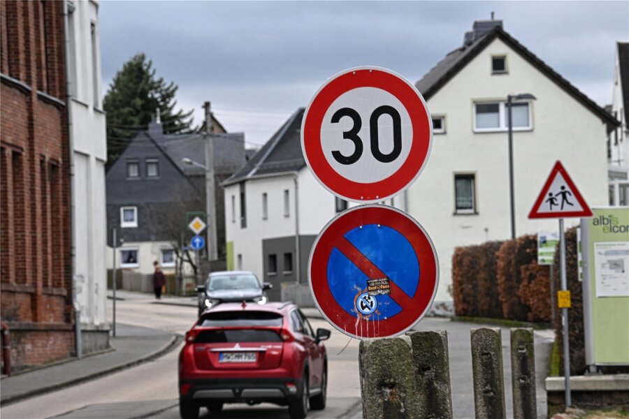 Tempo 30 in Hartmannsdorf: Abzocke oder sinnvoller Schritt? - Auf der gesamten Oberen Hauptstraße in Hartmannsdorf gilt jetzt 30 km/h, bisher gab es nur stellenweise ein Limit.