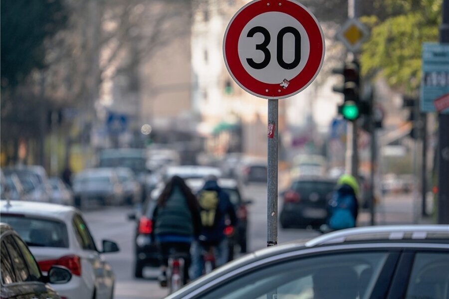 Tempo 30 in Städten? Für Verkehrsexpertin spricht nicht viel dagegen - Tempo 30 - für die einen "Gängelung der Autofahrer", für die anderen ein nötiger Schritt, um auch die Bedürfnisse langsamer Verkehrsteilnehmer zu befriedigen. 