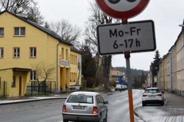 Tempo 30: Schild vor Kita aufgestellt - War zuletzt ein Politikum: die vom Oelsnitzer Stadtrat beschlossene Tempobegrenzung.