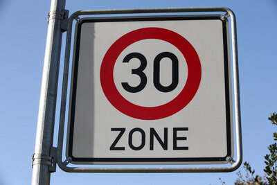 Tempo-30-Zone an der Jugendherberge - 