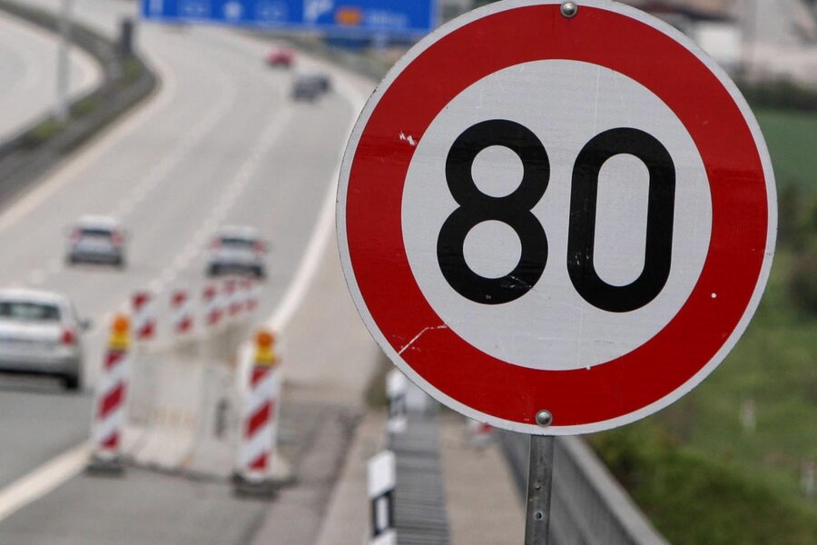 Tempo 80 auf der B93 zwischen Meerane und Zwickau: Wie lange dauert das noch? - Tempo 80 – im Fall von Baustellen, wie auf diesem Symbolfoto, wissen Autofahrer gleich, woran es liegt. Auf der B93 erschließt sich das Problem aber nicht mit bloßem Auge.