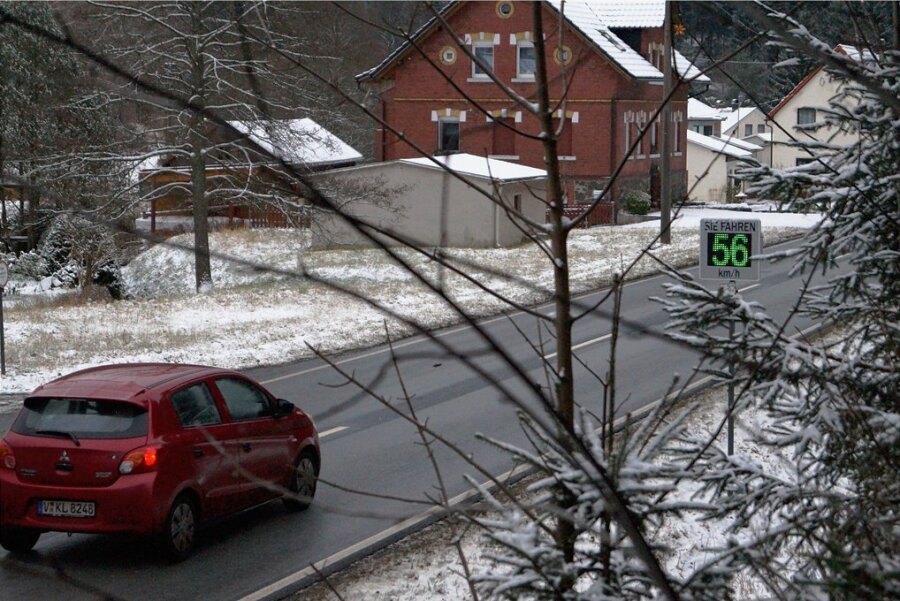 Tempo-Überwachung: B 283 in Zwota wird oft zur Rennstrecke - Geschwindigkeiten von 56 km/h (Foto) bei der mobilen Verkehrskontrolle der Stadt Klingenthal an der B 283 im Ortsteil Zwota waren die Ausnahme.70 km/h sind in dem Bereich zugelassen. Fast die Hälfte der Fahrzeuge war schneller unterwegs, Spitzenwert waren 154 km/h.