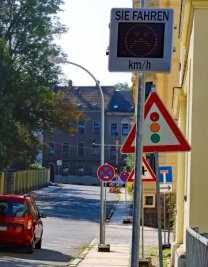 Tempoanzeigetafel steht nun richtig - Die Geschwindigkeitsanzeige ander Gerhard-Weck-Straße, HöheGerhard-Hauptmann-Schule, steht nun auf der richtigen Straßenseite.