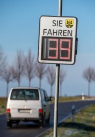 Tempotafel bei Hartha gegen Raser - Diese Messtafel erfasst die Geschwindigkeit von Verkehrsteilnehmern bei Hartha. 