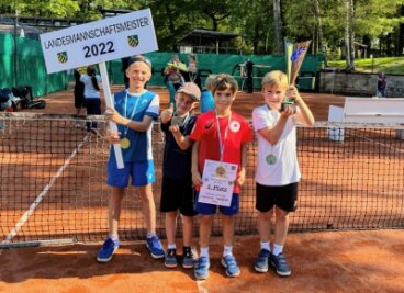 Tennis-Knirpse trumpfen groß auf - Holten in der U 10 den Kleinfeld-Titel nach Zwickau: Erik Scheller, Max Espig, Bruno Thaut und Oskar Thaut (von links). 