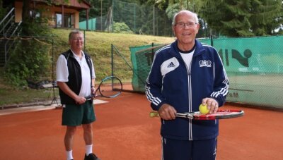 Tennisclub verbessert Bedingungen für den Nachwuchs - Vereinsvorsitzender Andreas Tzscheutschler und Nachwuchstrainer Erland Richter (vorn) sind froh, dass der erste Bauabschnitt geschafft ist. Der TC Rockelmann verbessert damit die Trainingsbedingungen für seine Nachwuchsarbeit. 
