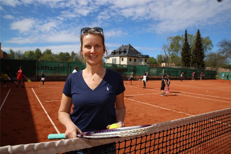 Tennisspielen ohne Mitgliedschaft im Verein? Wo das im Landkreis Zwickau möglich ist - Auf der Tennisanlage des 1. TC Zwickau an der Saarstraße: Die Vereinvorsitzende Kristin Schirbock beim Schnuppertag Ende April.