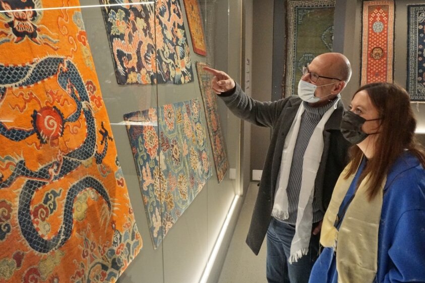 Teppichmuseum: Kostbarkeiten vom Dach der Welt zu sehen - Jochen Wolf und Julia Endemann schauen sich die ausgestellten tibetischen Teppiche der neuen Sonderschau im Museum auf Schloss Voigtsberg in Oelsnitz ganz genau an. 