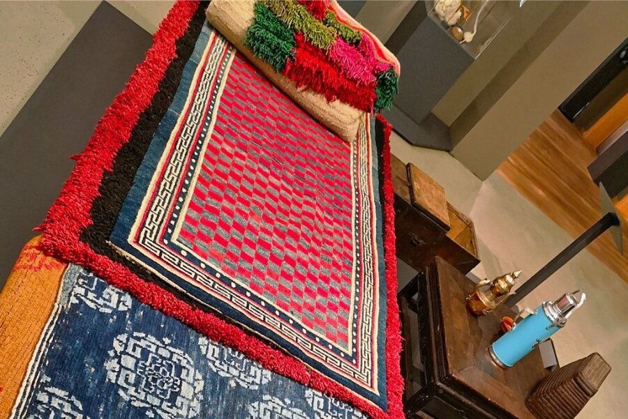 Säkulare tibetische Teppiche dienen als Unterlagen auf Schlaf- und Sitzplätzen. 