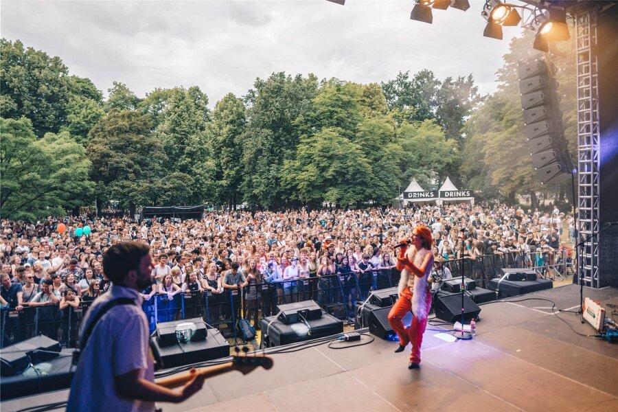 Termin für Chemnitzer Kosmos-Festival 2024 steht - Beim Kosmos-Festival standen Headliner wie Alli Neumann auf der Bühne im Schillerpark.