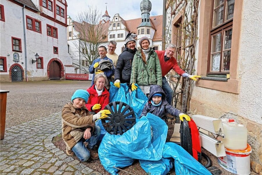 Termin für Glauchauer Frühjahrsputz steht - Im vergangenen Jahr haben die Mitglieder der Schlosscompagnie jede Menge Müll eingesammelt.
