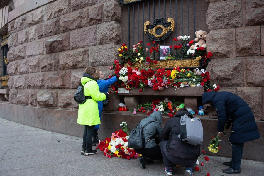 Terroranschlag bei Moskau: Was zur Tat bekannt ist - Menschen legen in St. Petersburg Blumen zum Gedenken an die Opfer des Moskauer Terroranschlags nieder.