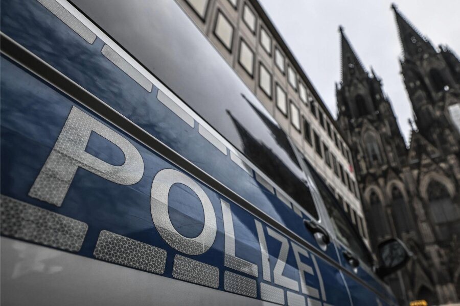 Terroranschlag bei Moskau: Welche Sicherheitsmaßnahmen Deutschland jetzt trifft - Am Kölner Dom gab es zum Jahreswechsel verschärfte Sicherheitsmaßnahmen, nachdem Anschlagspläne mutmaßlicher islamistischer Terroristen bekannt wurden.