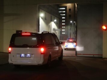 Terrorverdächtiger Al-Bakr erhängt in Zelle aufgefunden - Ein Leichenwagen fährt am frühen Donnerstagmorgen in die Justizvollzugsanstalt Leipzig.