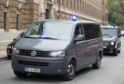 Terrorverdächtiger von Chemnitz hatte Kontakte zum IS - Ein Polizeitransporter auf dem Weg zum Haftprüfungstermin von Jaber Albakr .