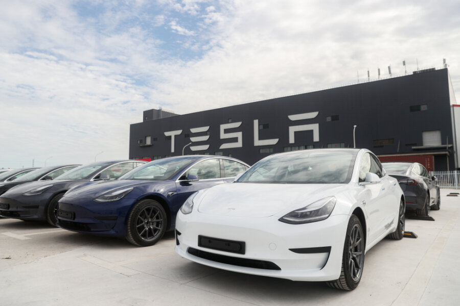 Tesla Model 3 ist das meistverkaufte Auto in Europa - Fahrzeuge des Models 3 stehen vor der Tesla Gigafactory in Shanghai. Im Spetember war das Model der Verkaufsschlager in Europa.