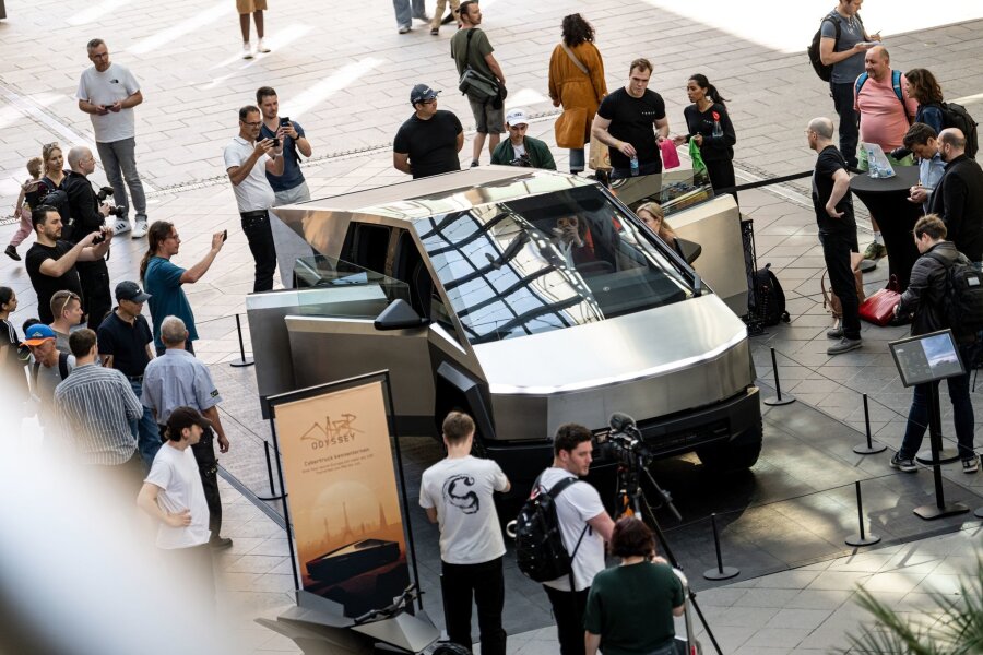 Tesla präsentiert "Cybertruck" in Deutschland - Teslas Cybertruck in der Mall of Berlin. Das Fahrzeug wird ab dieser Woche bis zum 7. Juli an über 100 Standorten in 20 Ländern zu sehen sein.