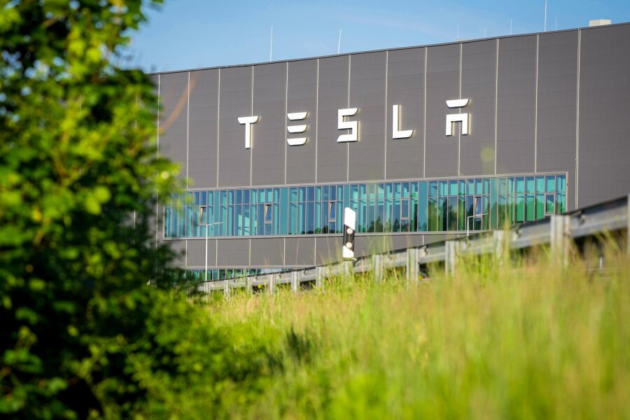 Tesla-Protestcamp geht in die Verlängerung - Gemeindevertreter von Grünheide hatten am Donnerstagabend einen Bebauungsplan beschlossen, der den Weg für eine Erweiterung des Tesla-Werkes freimacht.