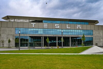 Tesla reduziert Zahl der Leiharbeiter im Werk in Grünheide - Die Tesla-Autofabrik in Grünheide bei Berlin.