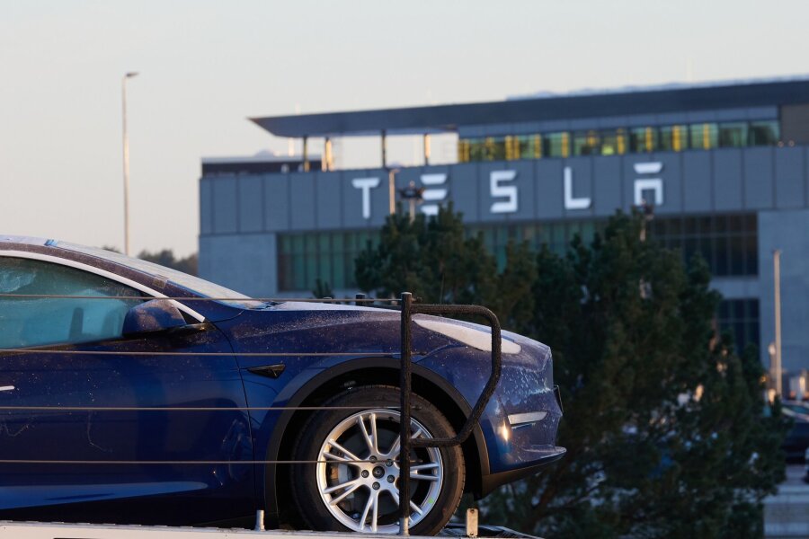 Tesla sagt Zusammenarbeit mit Betriebsrat zu - Die Tesla-Autofabrik in Grünheide vor den Toren Berlins.