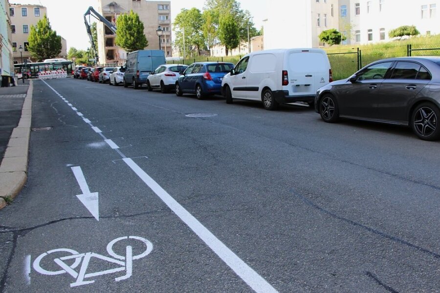 Test erfolgreich: Radfahrer können weiterhin auf Zwickauer Spiegelstraße entgegen der Einbahnstraße fahren - Hier können Radfahrer entgegen der Einbahnstraßenregelung fahren. 