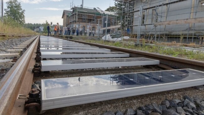 Test im Erzgebirge: Britische Firma baut Solarplatten zwischen Bahngleise - Am Bahnhof in Scheibenberg testet ein britisches Unternehmen die Solarstromgewinnung zwischen Schienen. 