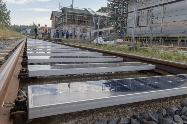 Test im Erzgebirge: Britische Firma baut Solarplatten zwischen Bahngleise - Am Bahnhof in Scheibenberg testet ein britisches Unternehmen die Solarstromgewinnung zwischen Schienen. 