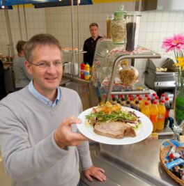 Test: Trennkost funktioniert auch in der Kantine - Die Kombination macht's, weiß Udo Lindner: Fleisch mit Salat kann man auch in der Kantine essen.