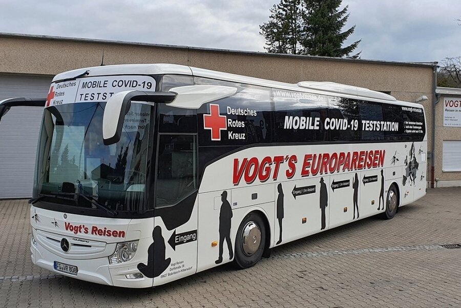Ein Reisebus des Hilbersdorfer Busunternehmens Vogt's Reisen wurde in Kooperation mit dem DRK Freiberg zur mobilen Teststation umgestaltet. 