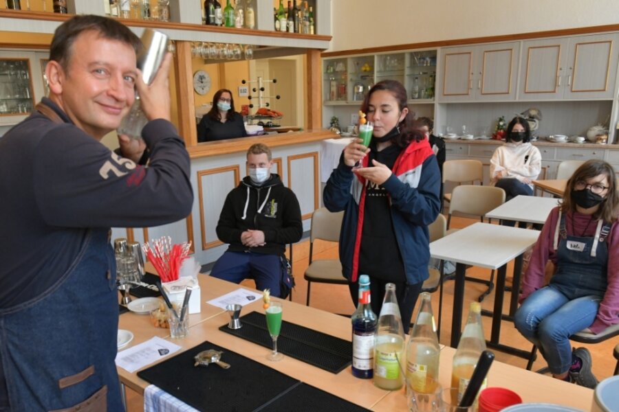 Barkeeper Tilo Erdmann aus Flöha hat am Mittwoch zum Präventionstag am Berufsschulzentrum an der Turnerstraße in Freiberg alkoholfreie Getränke für Schüler im Berufsvorbereitungs- und -grundjahr gemixt. 
