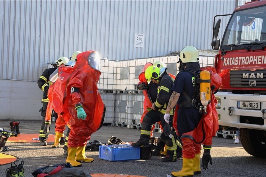 Eine Katastrophenschutzübung fand am Freitagnachmittag auf dem Gelände des Chemieunternehmens Zschimmer und Schwarz im Chemnitztal statt. 100 Einsatzkräfte probten einen Unfall mit Verletzten. 