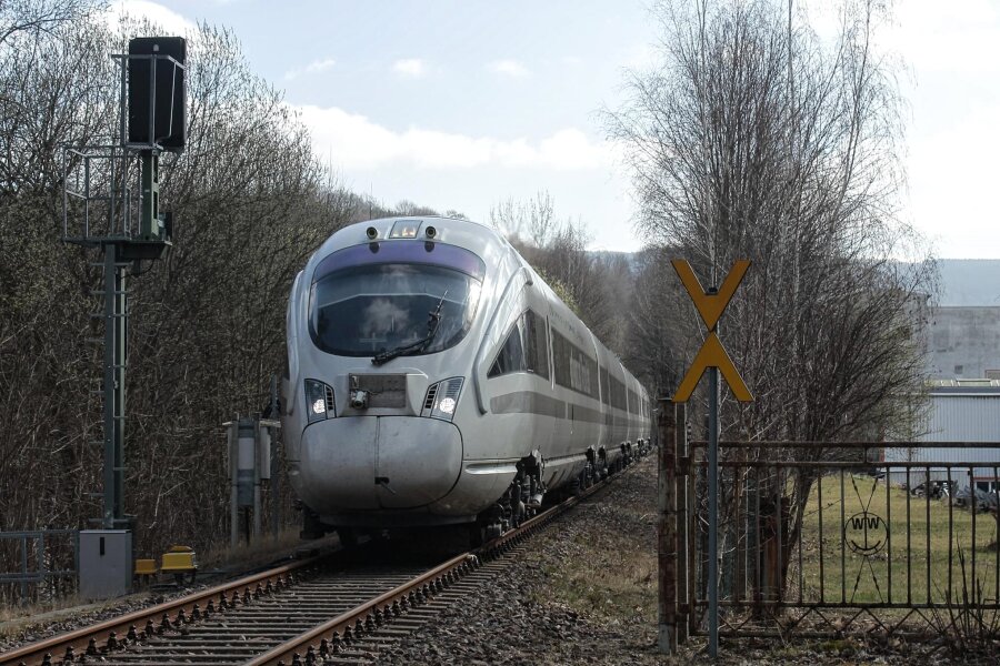 Teststrecke im Erzgebirge: Moderne Messzüge sind für die Zukunft der Eisenbahn auf Achse - Der ICE-Zug rollt in Schwarzenberg am Tor vorbei, durch das einst das Anschlussgleis zum Waschgerätewerk führte.