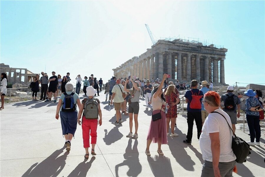 Teuer, teurer, Griechenland - Bereits Mitte Mai erkunden viele Touristen Griechenland - wie hier in Athen auf der Akropolis. 