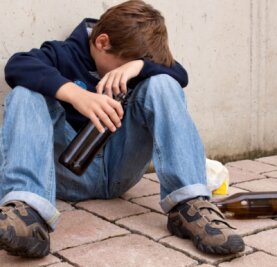 Teufel Alkohol schnappt sich immer jüngere Opfer - Sie werden immer jünger und greifen öffentlich und ungeniert zur Flasche.
