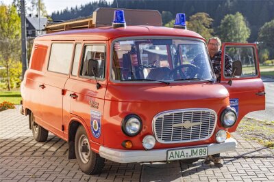 Teure Technik: Feuerwehren im Erzgebirge erhalten Ersatz für alte Fahrzeuge - Matthias Sieber und die anderen Mitglieder der Freiwilligen Feuerwehr Schmalzgrube hegen und pflegen ihren Barkas B 1000 von 1982. Aber für Einsätze brauchen sie dringend ein modernes Fahrzeug.