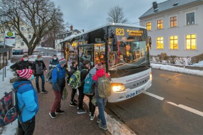 Teurere Schülertickets: Familien im Erzgebirge könnte es noch härter treffen - Eltern von Schulkindern drohen ab Sommer jährlich deutlich höhere Kosten für den Schulbus. 