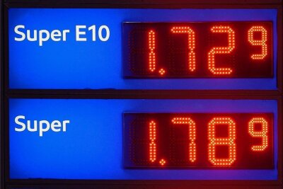 Teures Benzin: Ab wann lohnt der Wechsel zu E10? - Sechs Cent Unterschied zwischen normalem Super und E10 bringen manchen Autofahrer in Sachsen ins Grübeln. 
