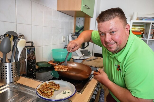 Teures Kita-Essen in Chemnitz: Geht es nicht auch etwas preiswerter? - Zucchinipuffer mit Quark: Tagesvater Ronny Kamprath aus Ebersdorf bereitet das Essen für seine Schützlinge selbst zu - wie die meisten seiner Berufskolleginnen und -kollegen. Guten Appetit! 