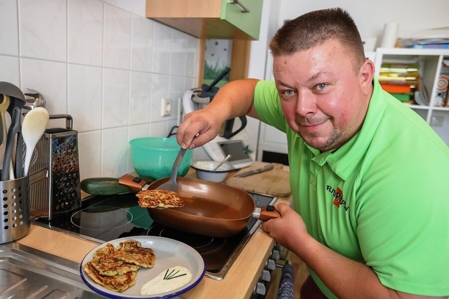 Zucchinipuffer mit Quark: Tagesvater Ronny Kamprath aus Ebersdorf bereitet das Essen für seine Schützlinge selbst zu - wie die meisten seiner Berufskolleginnen und -kollegen. Guten Appetit! 