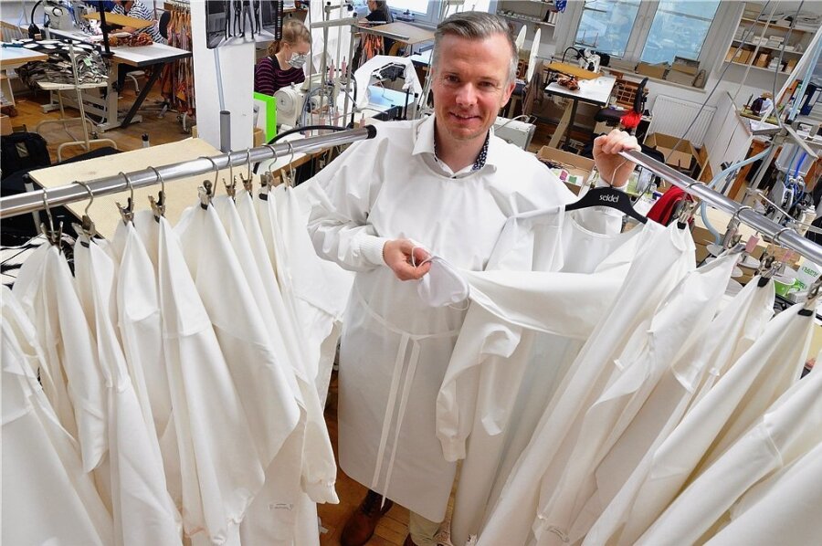 Für wiederverwertbare Schutztextilien wie Kittel und Masken haben sich mehrere sächsische Textilfirmen engagiert. Zu ihnen gehört die Schreiersgrüner Modefirma Seidel. Im Bild Geschäftsführer Axel Seidel. 