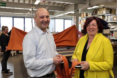 Textilunternehmen aus dem Erzgebirge lässt sogar Prominente gut schlafen - Die Bundestagsabgeordnete Ulrike Harzer besuchte Jörg Brändl in seinem Unternehmen.