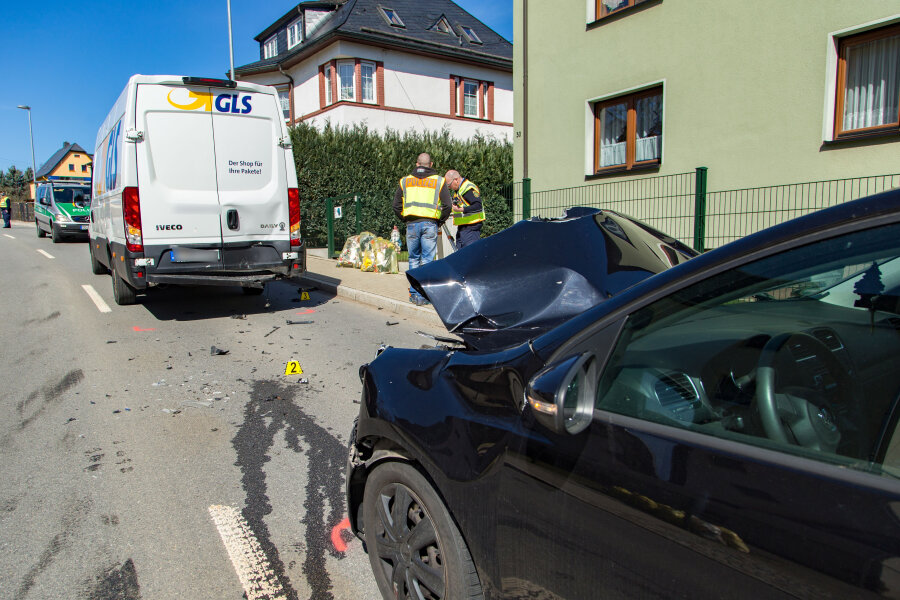 Thalheim: Auto fährt auf Paketdienst auf - eine Person verletzt - Am Freitagmittag ist in Thalheim ein VW auf einen GLS-Transporter aufgefahren.