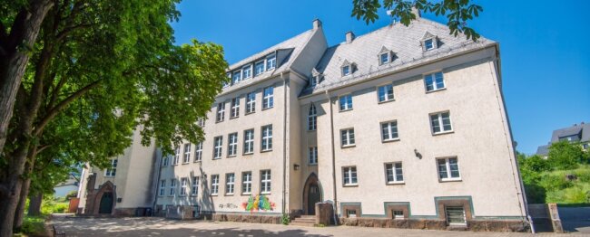 Das ehemalige Gymnasium in Thalheim: Derzeit befindet sich in einem kleinen Teil des Gebäudes die Montessorischule. 