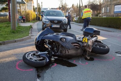 Thalheim: Motorradfahrer bei Kollision mit Pkw verletzt - 