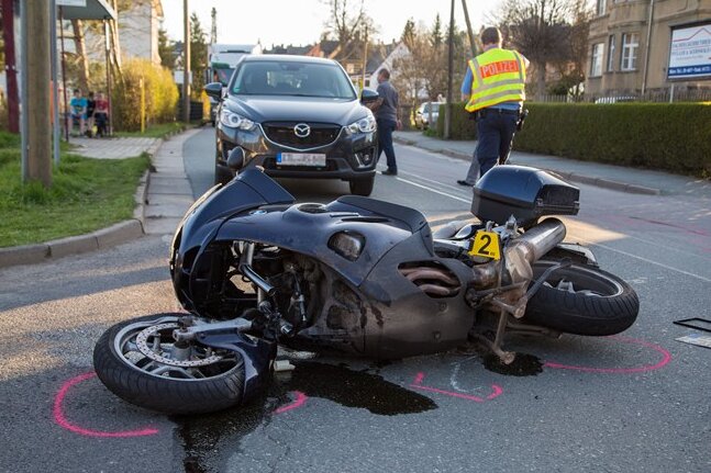 Thalheim: Motorradfahrer bei Kollision mit Pkw verletzt - 
