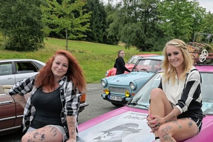 Thalheimer beweist gutes Zeitgefühl - Lucy und Cathleen Friedel (r.) aus Bockau sind mit ihrem pinkfarbenen VW Jetta aufgefallen und in ihrer Klasse auf Platz 1 gedüst. 