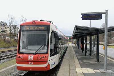 Thalheimer Bürger werfen Citybahn Krach, Gestank und Umweltsünden vor - Bahnhof Thalheim: Die Bahnen stehen, die Motoren aber laufen. Und die Anwohner am Hang hinten links etwa hören und riechen dies teils sehr. 
