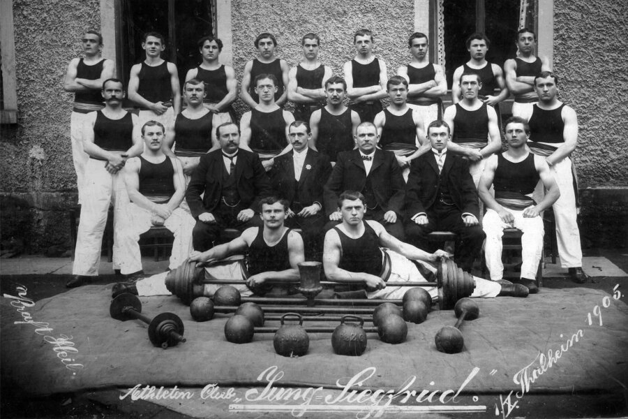Thalheimer Ringer feiern 120-jähriges Bestehen - Das älteste noch existierende Mannschaftsbild zeigt die Sportler des Athletenklubs „Jung Siegfried“ im Jahr 1905 vor Rothers Restaurant.