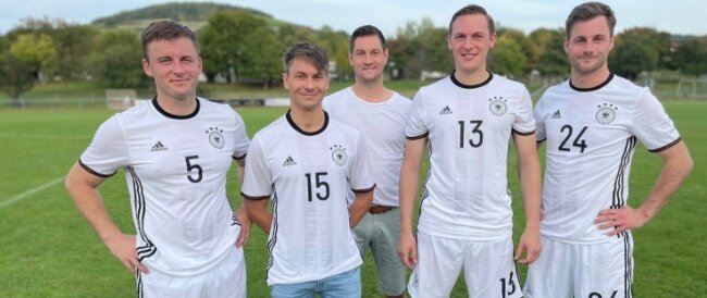 Thalheims Rathaus-Chef trainiert für die Fußball-EM 2022 - Bei einem Trainingslager in Bad Mergentheim (Baden-Württemberg) wurden neue Spieler für die Nationalmannschaft der Bürgermeister gesichtet. Nico Dittmann (zweiter von links) hat es in die engere Auswahl geschafft. Ein Testspiel gegen ein Team des Sportartikel-Händlers Jako endete mit einer 1:7-Niederlage. 