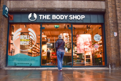 The Body Shop mit Filialen in Leipzig und Dresden: Kosmetikkette meldet auch in Deutschland Insolvenz an - Laut Bundesanzeiger hatte die Kette im Jahr 2021 in Deutschland 66 Filialen und mehr als 350 Mitarbeiter.